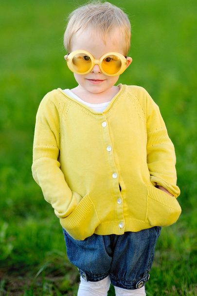 Portrait of little girl outdoors in summer - Zdjęcie, obraz