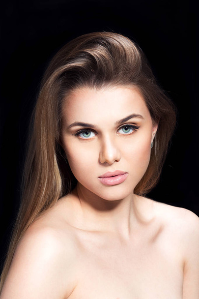 Portrait of Beautiful Young Woman - Foto, afbeelding