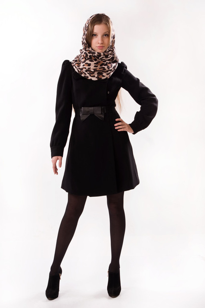 La muchacha a la moda en el abrigo otoñal
 - Foto, Imagen