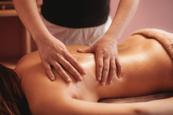 klassische Massage an Beinen und Rücken - Foto, Bild