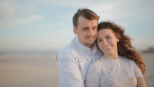 Milující bílé pár na pláži - Záběry, video