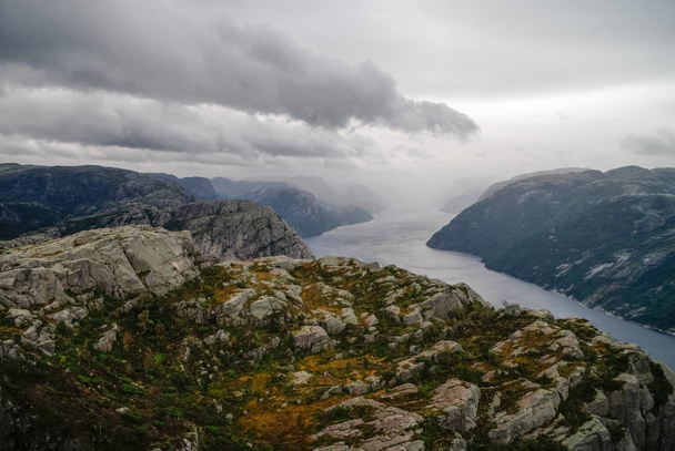 Blick auf den Lysefjord von der Klippe preikestolen oder prekestolen,  - Foto, Bild