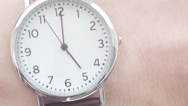 Gros plan d'un homme caucasien portant une montre-bracelet
 - Séquence, vidéo