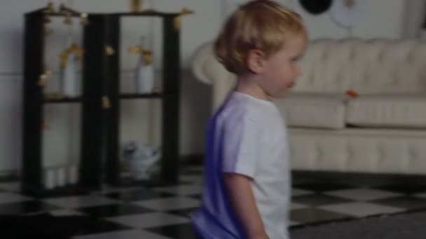 Woman playing with a little white boy - Filmagem, Vídeo