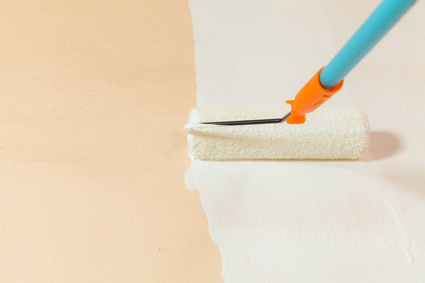 Pintor pintando as paredes branco na casa
 - Foto, Imagem