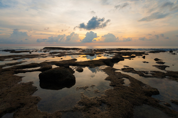 日没の潮プール反射ニール島海景 - 写真・画像