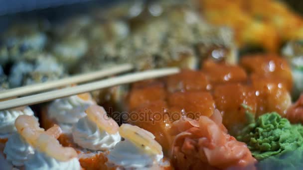 Różne rodzaje apetyczny Sushi w pojemnikach z tworzyw sztucznych - Materiał filmowy, wideo