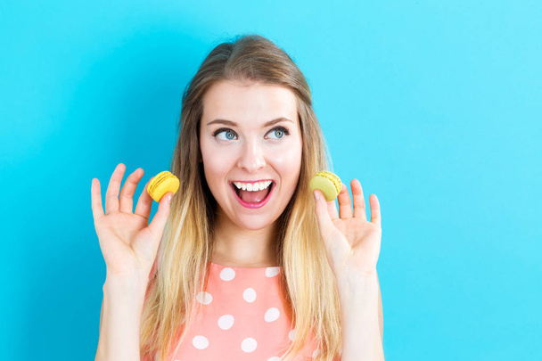 Happy young woman holding macarons - Φωτογραφία, εικόνα