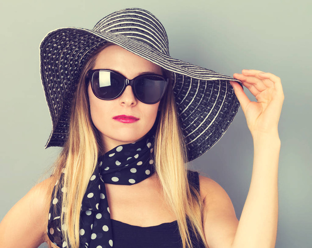 Happy young woman wearing a hat and sunglasses - Foto, imagen