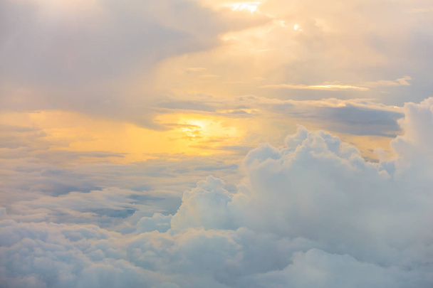 Salida del sol sobre las nubes desde la ventana del avión - Foto, Imagen
