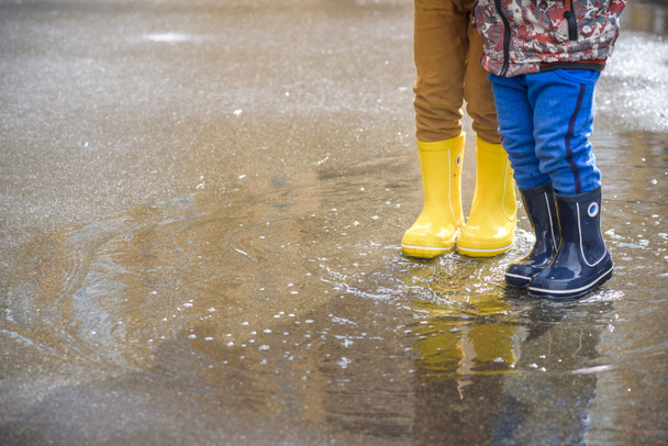 szczęśliwe dzieci skoki w deszczu - Zdjęcie, obraz