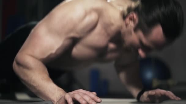 Close-up van man met kale romp doet push ups in een sportschool - Video