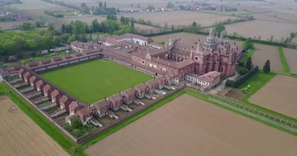 Letecký pohled na Certosa di Pavia, postaven na konci čtrnáctého století, soudy a ambit kláštera a svatyně v provincii Pavia, Lombardia, Itálie - Záběry, video