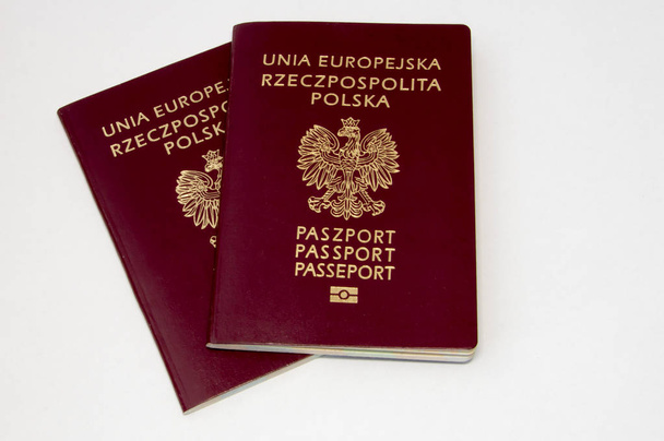 Két lengyel (Lengyel Köztársaság) biometrikus útlevelek fehér háttér. - Fotó, kép