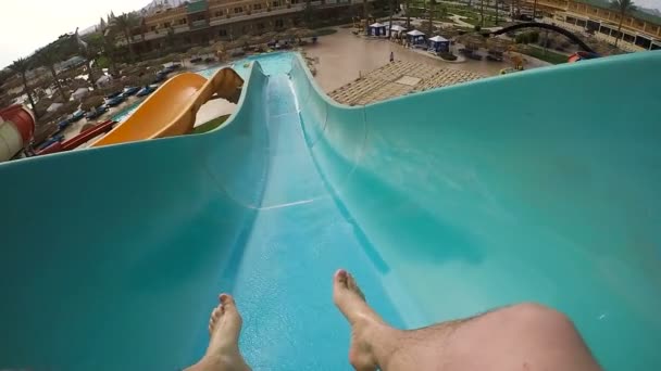 Man sliding in water park - Imágenes, Vídeo