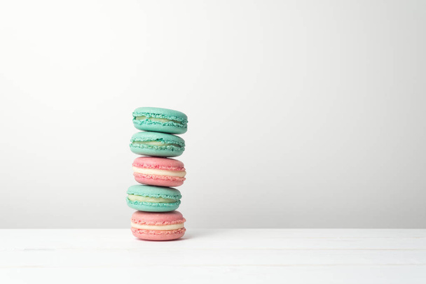 Biscuits macarons sur fond blanc
 - Photo, image