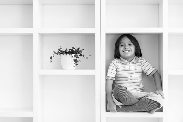 young boy posing on a shelf - Zdjęcie, obraz