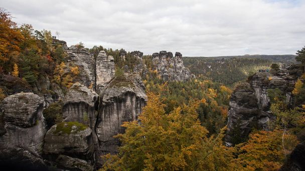 Herbst in deutschen Bergen und Wäldern - die Sächsische Schweiz ist ein  - Foto, Bild