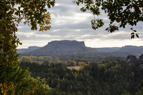Осень в немецких горах и лесах - Саксонская Швейцария является
  - Фото, изображение