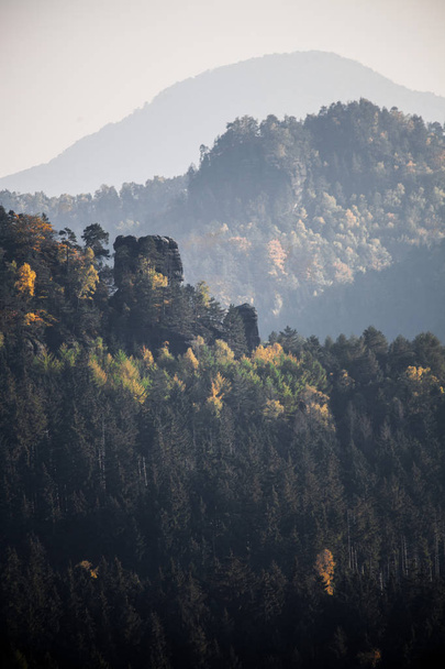 Outono em alemão Montanhas e Florestas Saxon Suíça é um
  - Foto, Imagem