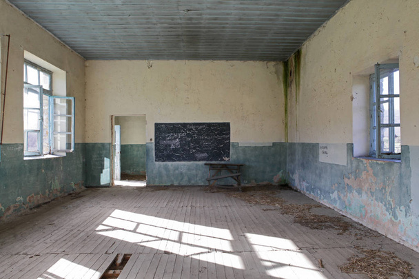 Εγκαταλειμμένο σχολείο τάξη, Πρέσπες, Ελλάδα - Φωτογραφία, εικόνα