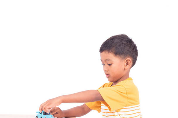 lindo asiático chico jugar juguete desenfoque coche
  - Foto, Imagen