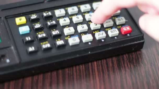 Hand werkt oude retro rekenmachine op werkstation - Video