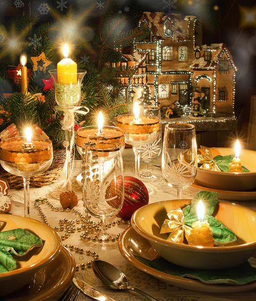 Joulupäivällinen pöytä joulun mielialalla
 - Valokuva, kuva