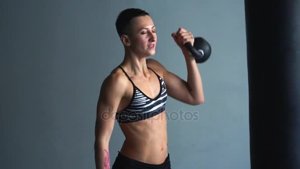 Esporte mulher levanta peso, colocando ênfase na respiração
 - Filmagem, Vídeo