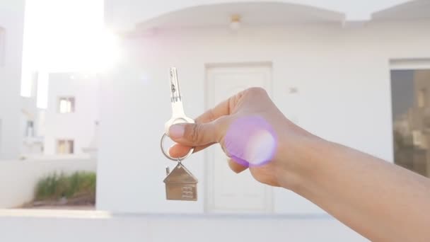 Ένα χέρι κρατά ένα κλειδί από το νέο σπίτι - Πλάνα, βίντεο