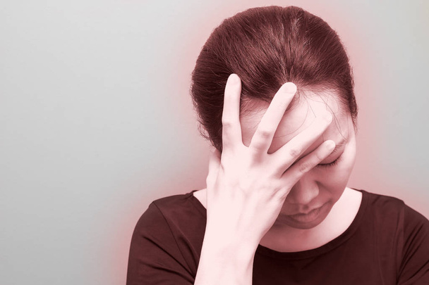 Mladá žena s silné bolesti hlavy a horečka - Fotografie, Obrázek