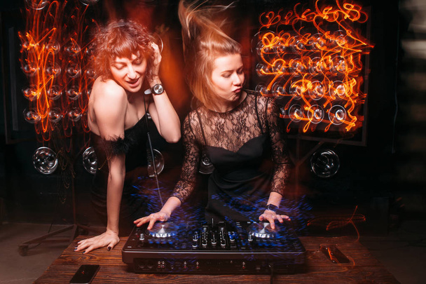 DJ girls mix music and enjoy party at nightclub - Valokuva, kuva