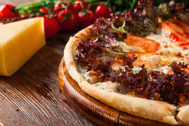 Čerstvé výborné italské pizzy zdobené bazalkou - Fotografie, Obrázek