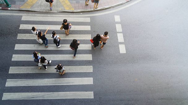 lidé pěšky a dívat se na přechod pro chodce ulic na pohled shora cit - Fotografie, Obrázek