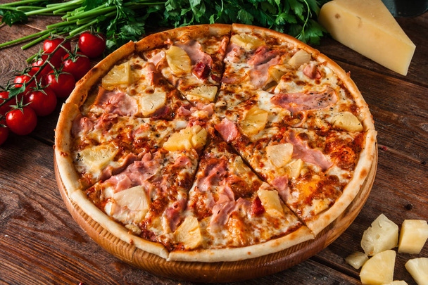 Taze pişmiş İtalyan pizza tahta masaya servis - Fotoğraf, Görsel
