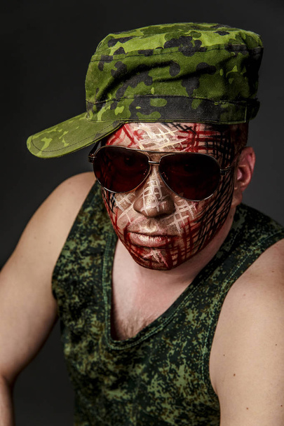 Στρατιωτικό στυλ καμουφλάζ στο πρόσωπο του στρατιώτη - Φωτογραφία, εικόνα