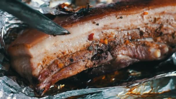 Pedaço fresco de bacon cozido na hora com especiarias que perfuram com um garfo
 - Filmagem, Vídeo
