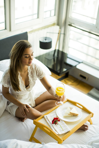 fiatal nő reggelizik - Fotó, kép