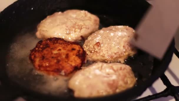 Escalopes pour hamburgers sont frits dans une poêle dans la cuisine de la maison
 - Séquence, vidéo