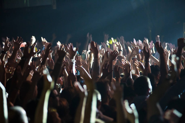 Πλήθος σε συναυλία και θολά φώτα σκηνής . - Φωτογραφία, εικόνα