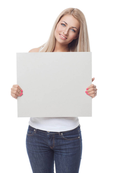 Όμορφη ξανθιά κοπέλα κρατώντας κενό αφίσα - Φωτογραφία, εικόνα