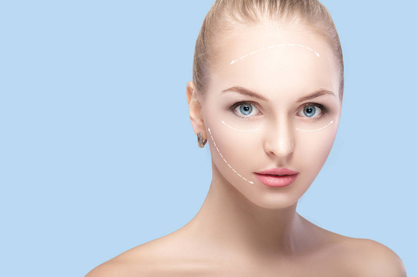 Retrato de spa de mujer atractiva con flechas en la cara Concepto de lifting facial. Tratamiento de cirugía plástica, medicina
 - Foto, imagen