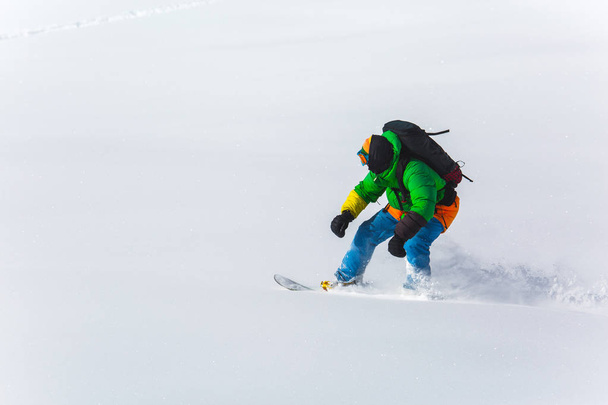 snowboarder snowboard sulla neve fresca sulla pista da sci nella giornata invernale soleggiata nella stazione sciistica in Georgia
 - Foto, immagini