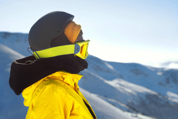 girl in a mask for snowboarding and protective helmet - Photo, Image