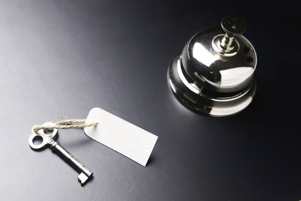 campana e la chiave alla reception dell'hotel
 - Foto, immagini