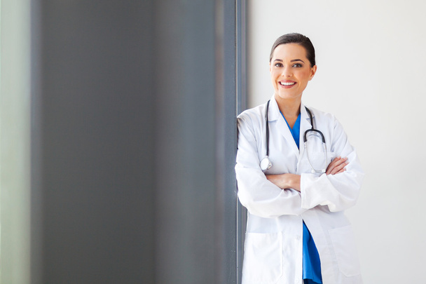 Attractive young female medical doctor portrait in office - Foto, afbeelding