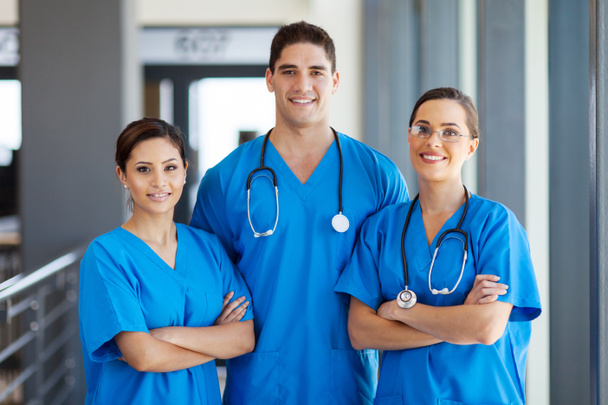 groep van jonge ziekenhuis werknemers in scrubs - Foto, afbeelding