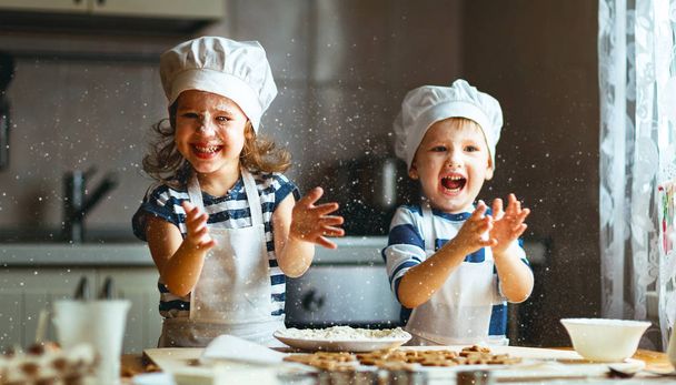 šťastná rodina legrační děti pečte cookies v kuchyni - Fotografie, Obrázek