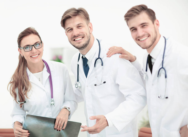 Portrait of group of smiling  doctors working together and smili - Foto, Bild