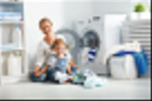 familia madre e hijo niña en la sala de lavandería cerca de lavar machi
 - Foto, imagen